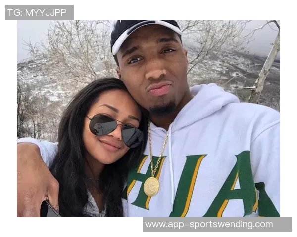 当众秀恩爱米切尔往未婚妻脸上丢毛巾后者气鼓鼓可爱噘嘴