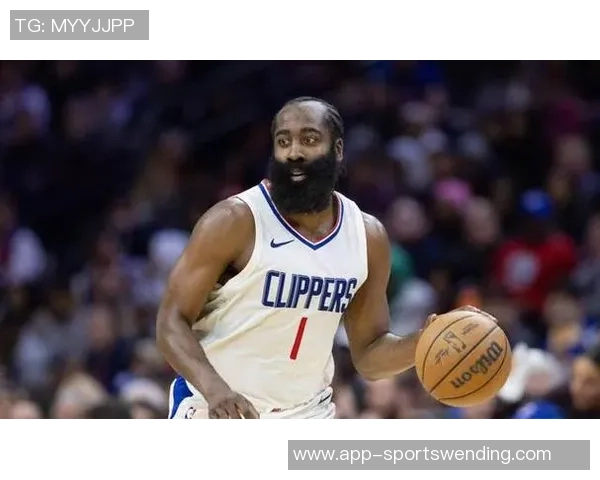 哈登训练中右肩酸痛引发关注旋转手臂时感到不适